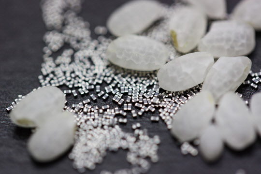 삼성전기가 세계 2위를 차지하고 있는 MLCC와 쌀을 비교한 이미지. MCLL는 전기를 저장했다가 AP(애플리케이션프로세서), IC(집적회로) 등 반도체 부품에 필요로 하는 전기를 공급하는 역할을 해 산업의 '쌀'로 불리고 있다.  <삼성전기 제공>